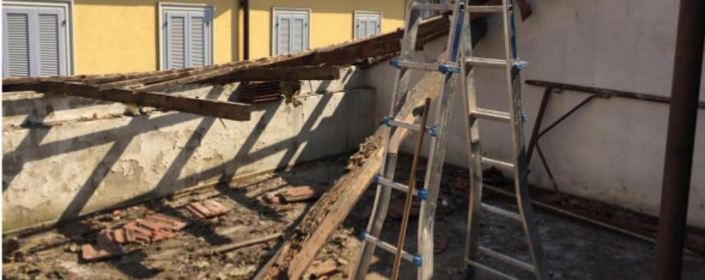 Il tetto crollato nella ex caserma in piazza San Paolo a Monza