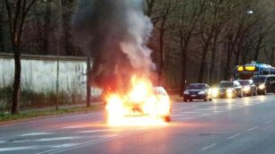 L’auto in fiamme lungo viale Brianza