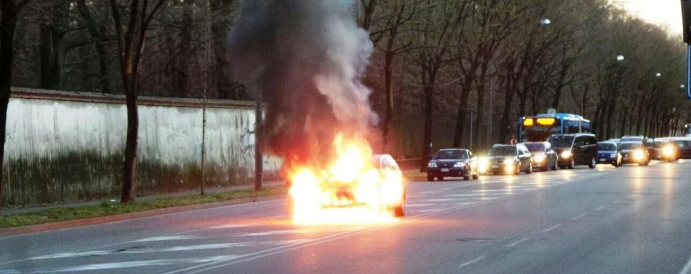 L’auto in fiamme lungo viale Brianza