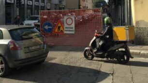 Monza, via Prina chiusa per il cedimento della strada