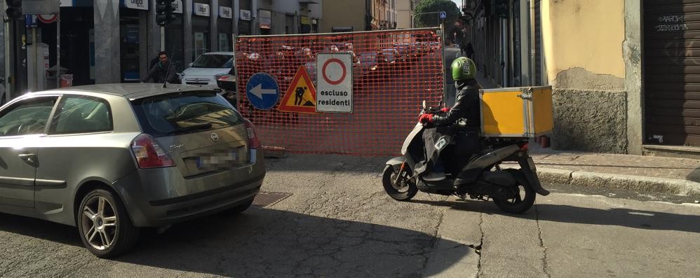 Monza, via Prina chiusa per il cedimento della strada