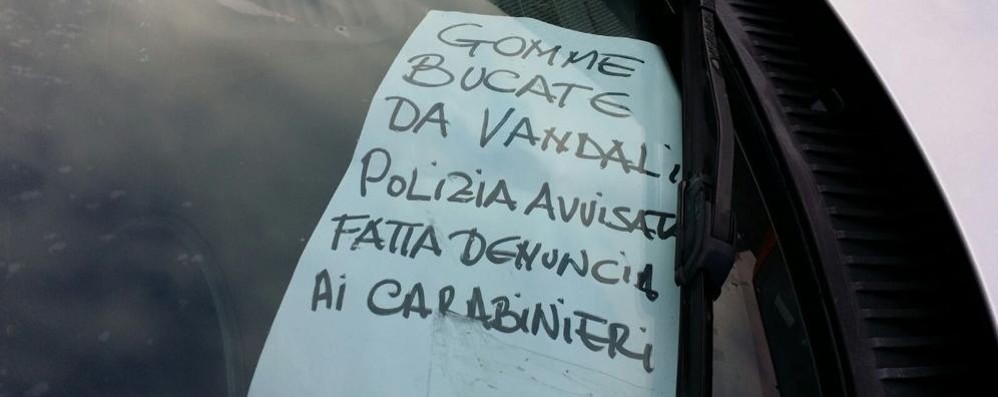 L’avviso lasciato su un’auto in via Solferiino