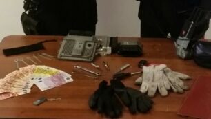 Il materiale e il denaro sequestrati dai carabinieri