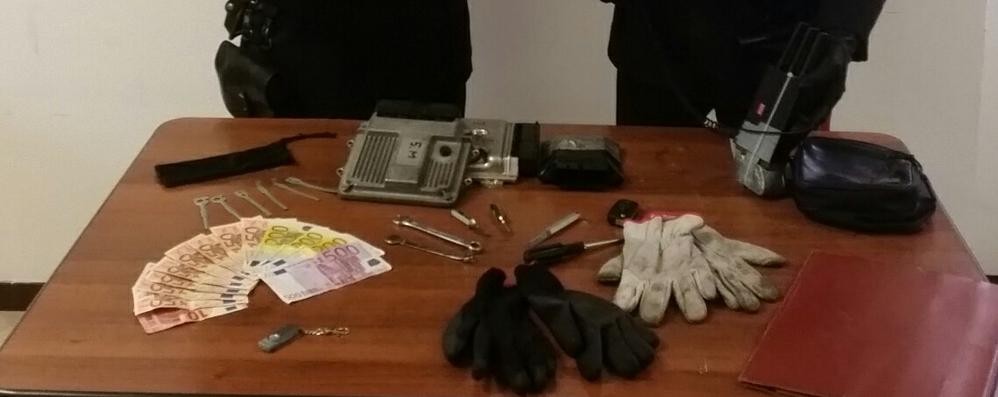 Il materiale e il denaro sequestrati dai carabinieri