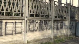 Le scritte sul muro della Nova Ambiente