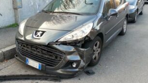 I pesanti danni subiti dalla Peugeot posteggiata in via Edison