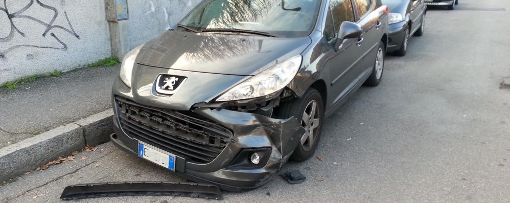 I pesanti danni subiti dalla Peugeot posteggiata in via Edison