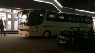 I carabinieri di Monza davanti alla stazione di Arcore, alle loro spalle il bus di linea