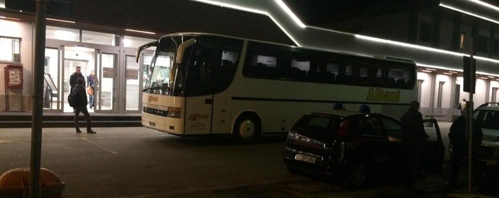 I carabinieri di Monza davanti alla stazione di Arcore, alle loro spalle il bus di linea