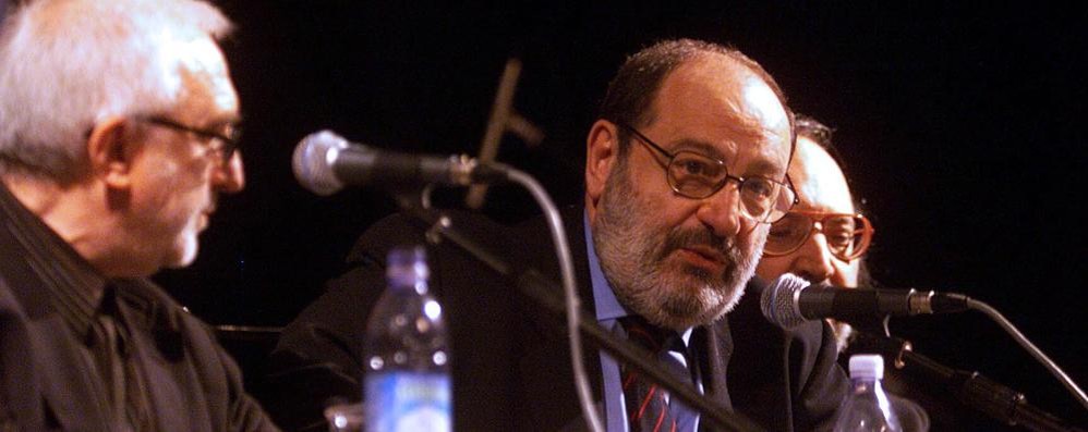 Umberto Eco a Monza nel 2000 per presentare “In cerca di cibo” di Coscia e Trovesi, ai suoi lati nella foto