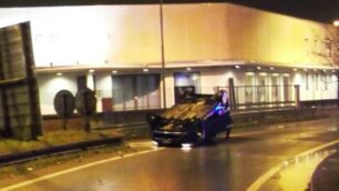 Un’auto ribaltata a causa della pioggia