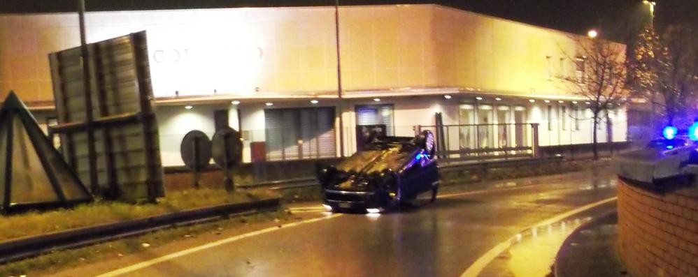 Un’auto ribaltata a causa della pioggia