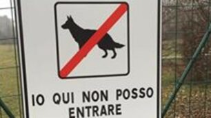 Villasanta, il cartello che vieta l’accesso ai cani