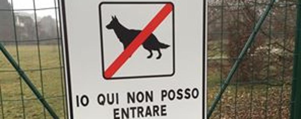 Villasanta, il cartello che vieta l’accesso ai cani