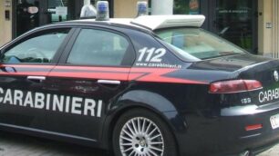 Un controllo dei carabinieri: si cerca il truffatore di Albiate