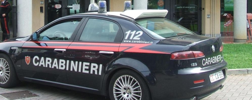 Un controllo dei carabinieri: si cerca il truffatore di Albiate