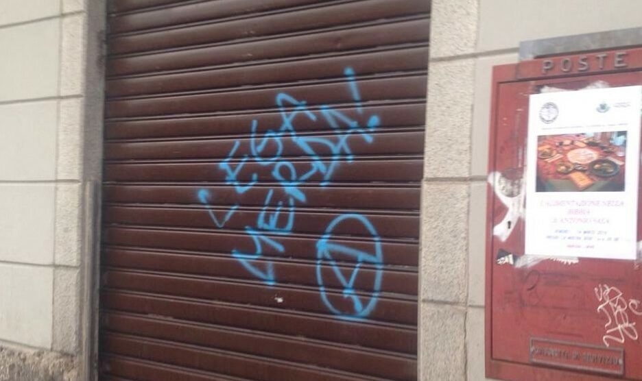 Assalto dei graffitari alla sede della Lega nord di Monza appena inaugurata