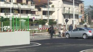 Auto ferma al passaggio a livello a Bovisio Masciago