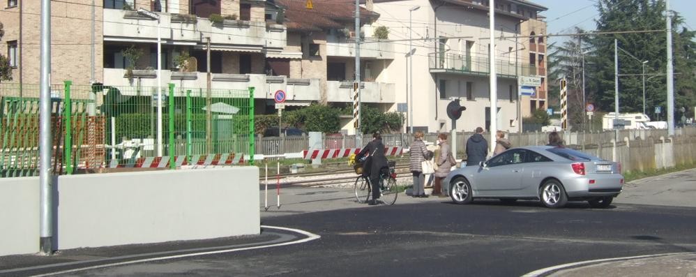 Auto ferma al passaggio a livello a Bovisio Masciago