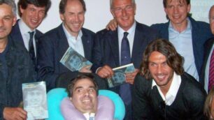 Stefano Borgonovo con alcuni grandi campioni suoi ex compagni di squadra: da sinistra Baggio, Albertini, Franco Baresi, Lippi, Eranio. Al suo fianco Maldini