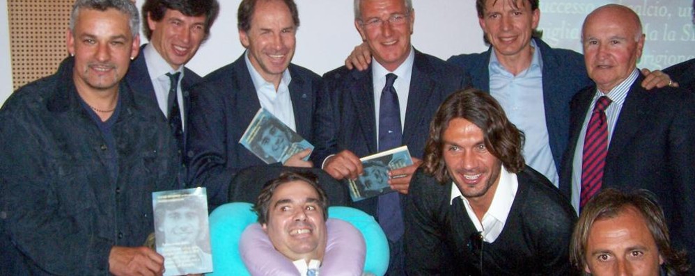 Stefano Borgonovo con alcuni grandi campioni suoi ex compagni di squadra: da sinistra Baggio, Albertini, Franco Baresi, Lippi, Eranio. Al suo fianco Maldini