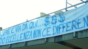 Seregno, uno degli striscioni di contestazione al presidente Paolo Di Nunno esposti dai tifosi (foto Paolo Colzani)