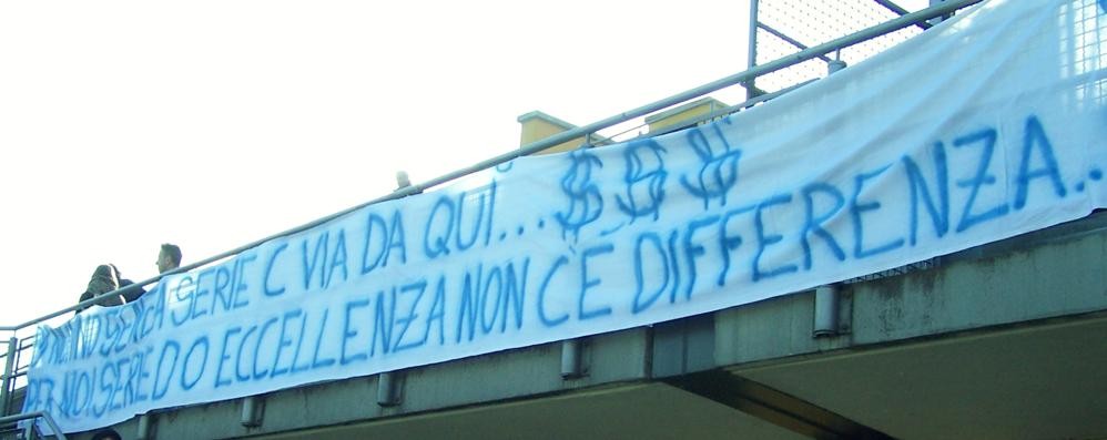 Seregno, uno degli striscioni di contestazione al presidente Paolo Di Nunno esposti dai tifosi (foto Paolo Colzani)