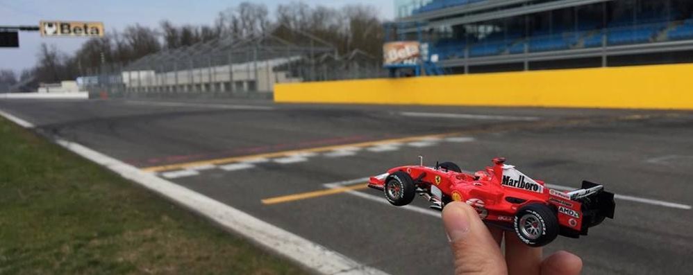 Arcore, il modellino della Ferrari di Schumacher e  Daniele Spagnuolo  (foto di Michele Boni)