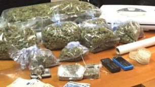 La droga e il resto del materiale sequestrato dai carabinieri