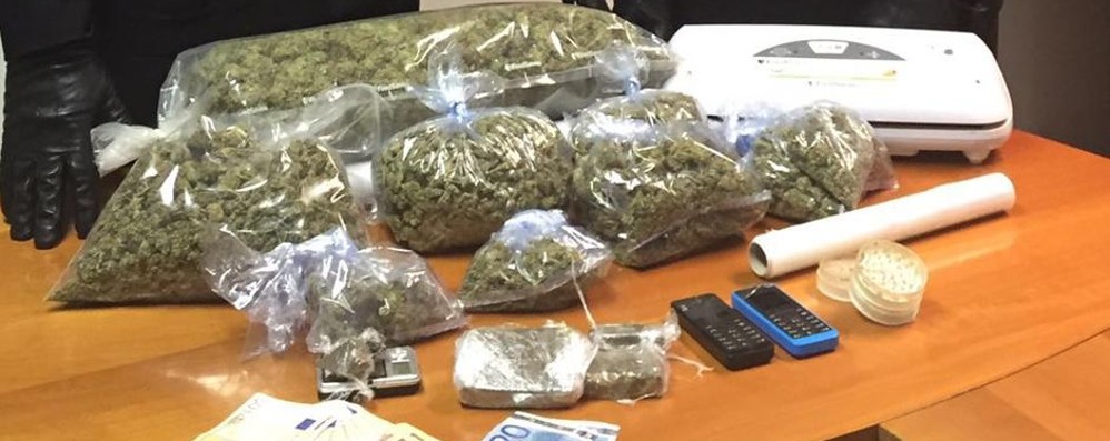 La droga e il resto del materiale sequestrato dai carabinieri