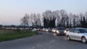 La lunga fila di auto in coda: il traffico è paralizzato