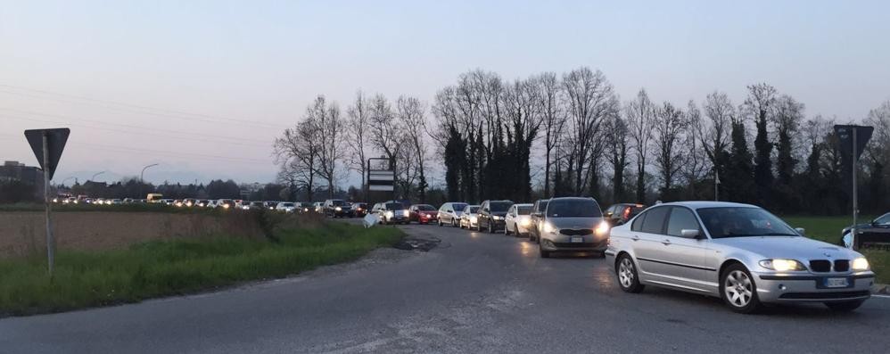 La lunga fila di auto in coda: il traffico è paralizzato