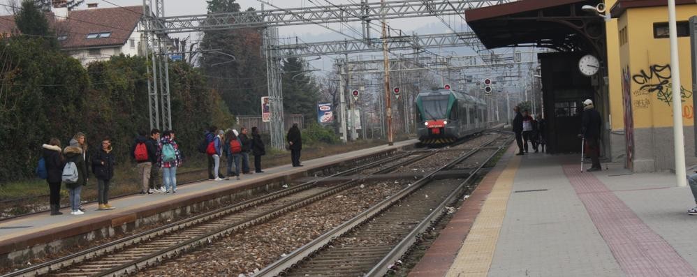 Un treno in arrivo alla stazione di Ponte San Pietro