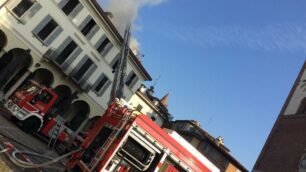 L’incendio in piazza Duomo a Monza