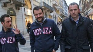 Matteo Salvini nel centro di Monza con Massimiliano Romeo (a destra)
