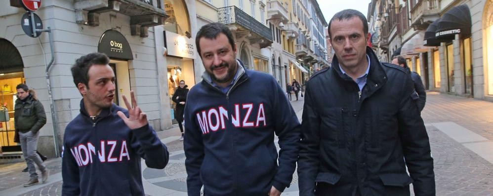 Matteo Salvini nel centro di Monza con Massimiliano Romeo (a destra)