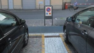 Monza, auto sui parcheggio riservati ai disabili