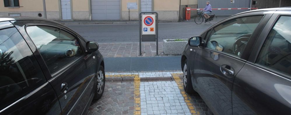 Monza, auto sui parcheggio riservati ai disabili