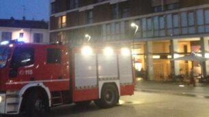 I vigili del fuoco in piazza Trento e Trieste, davanti alle vetrine della pizzeria Spontini