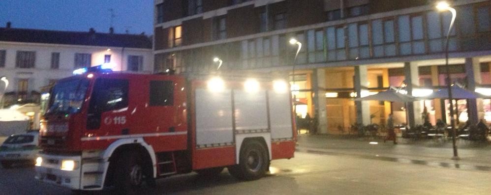 I vigili del fuoco in piazza Trento e Trieste, davanti alle vetrine della pizzeria Spontini