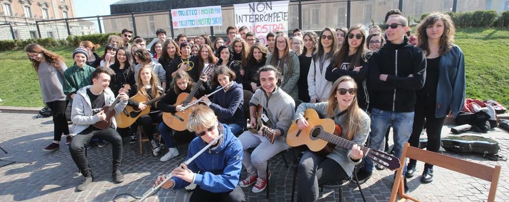 Monza, il flash mob degli studenti del Liceo Musicale Zucchi