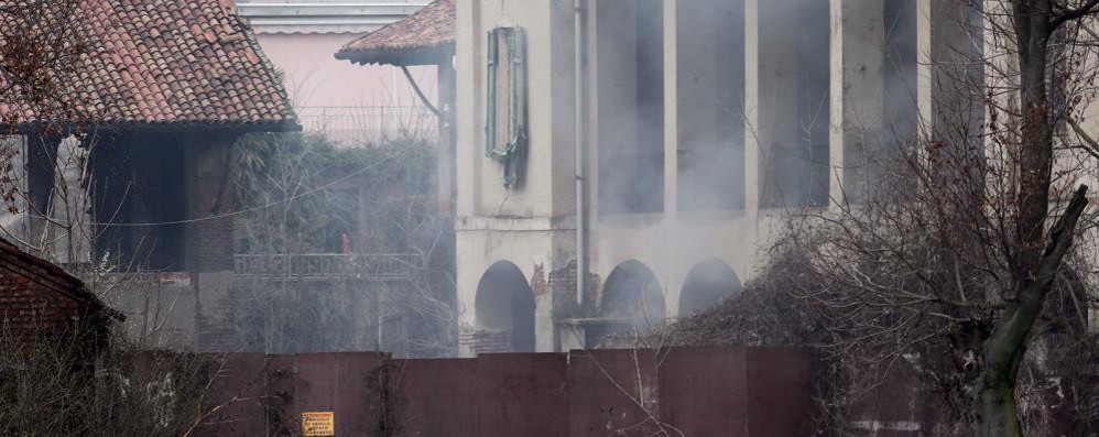 Monza, fumo dalla cascina di via Mantegna-viale Sicilia