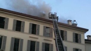 L’intervento dei vigili del fuoco in piazza Duomo