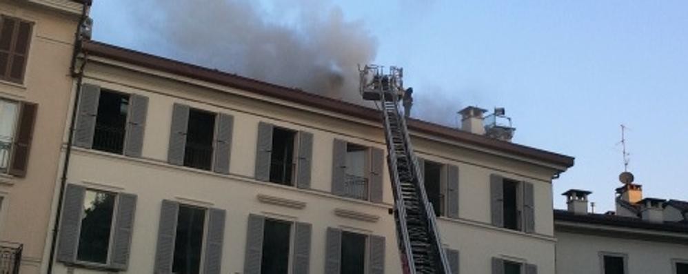 L’intervento dei vigili del fuoco in piazza Duomo