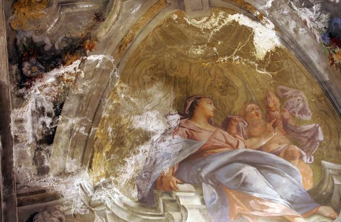 La chiesa di san Maurizio a Monza intaccata dall’umidità: qui prese i voti Marianna de Leyva, la monaca di Monza