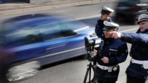 Posto di controllo della Polizia locale con il telelaser (foto d’archivio)