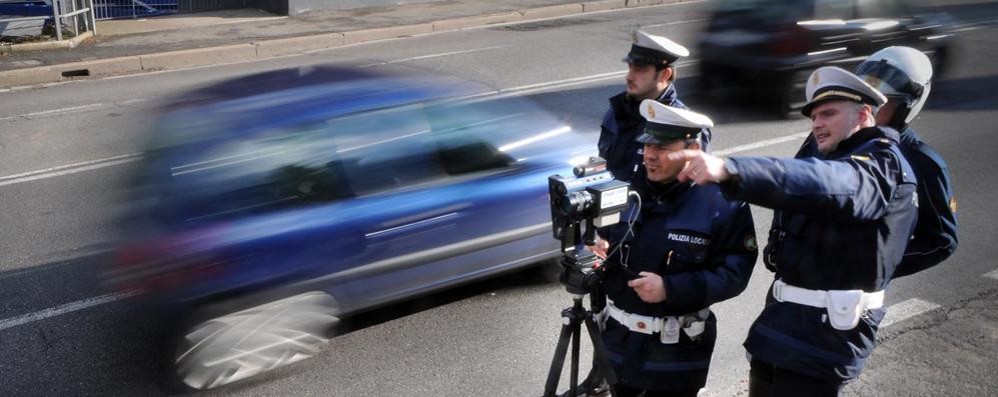 Posto di controllo della Polizia locale con il telelaser (foto d’archivio)