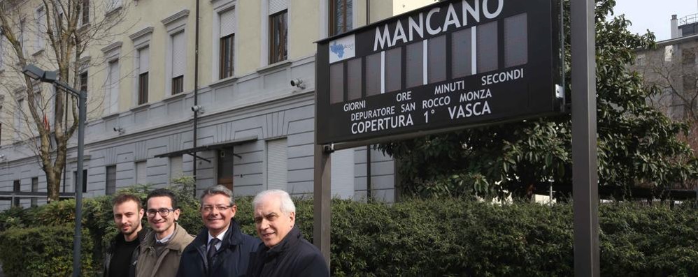 I rappresentanti di Brianzacque e delle istituzioni prima della partenza del conto alla rovescia per il depuratore