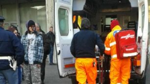 Agenti e soccorsi davanti alla stazione