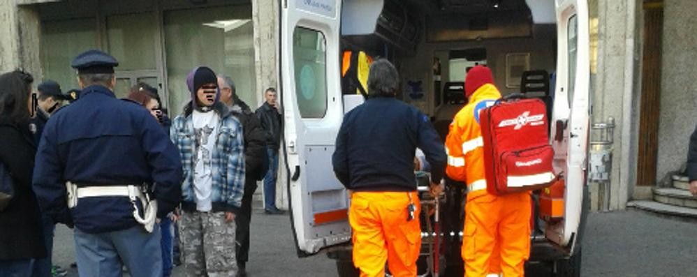 Agenti e soccorsi davanti alla stazione